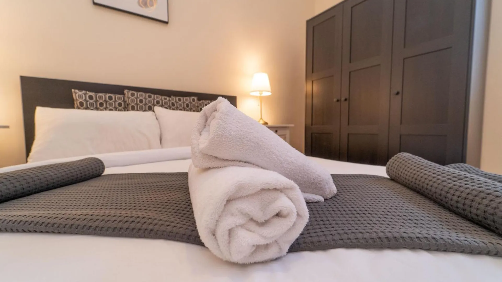 Large City Corner Apartment Edimburgo