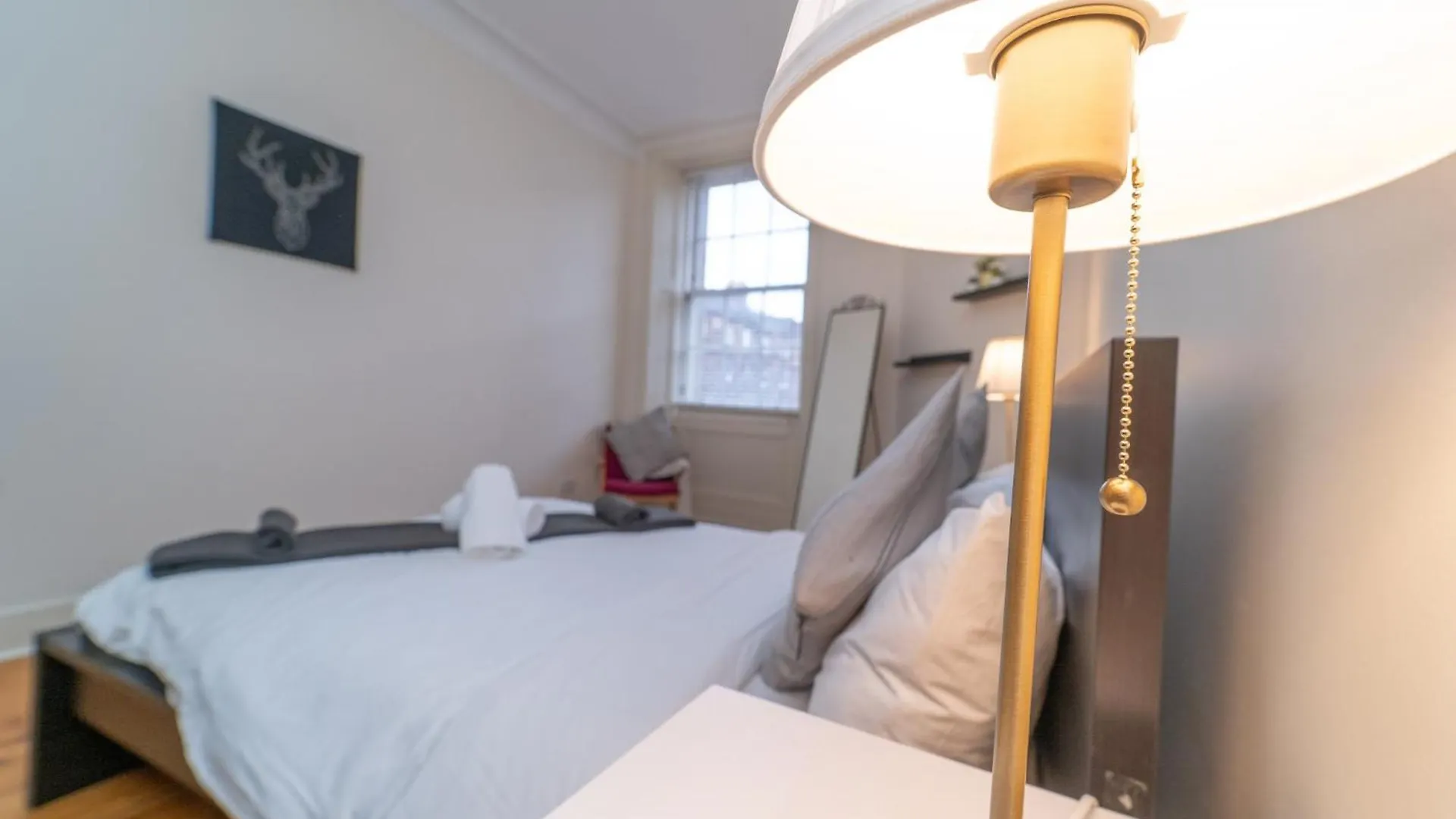 Large City Corner Apartment Edimburgo