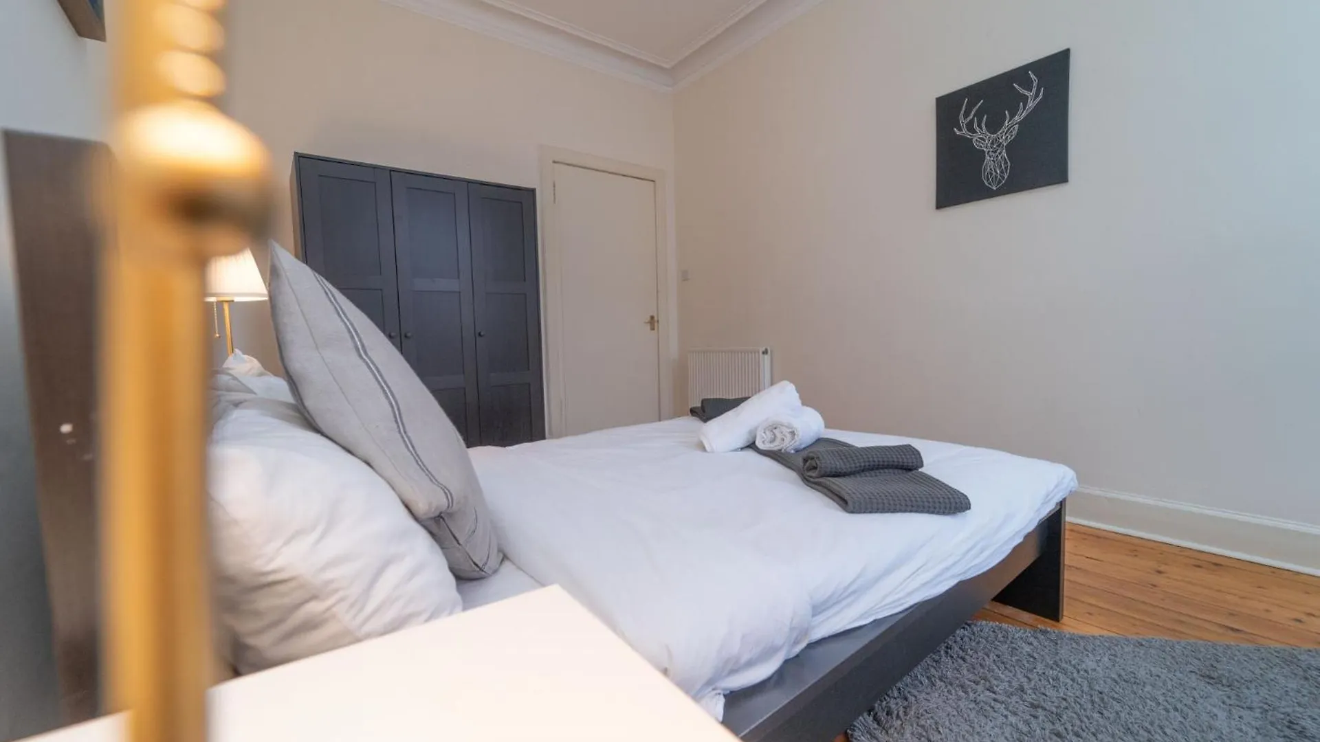 Large City Corner Apartment Edimburgo