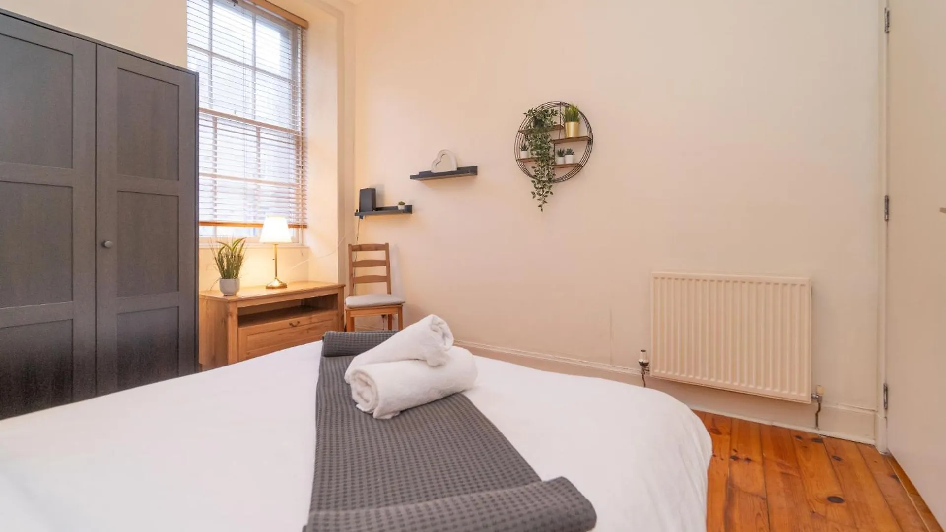 Large City Corner Apartment Edimburgo